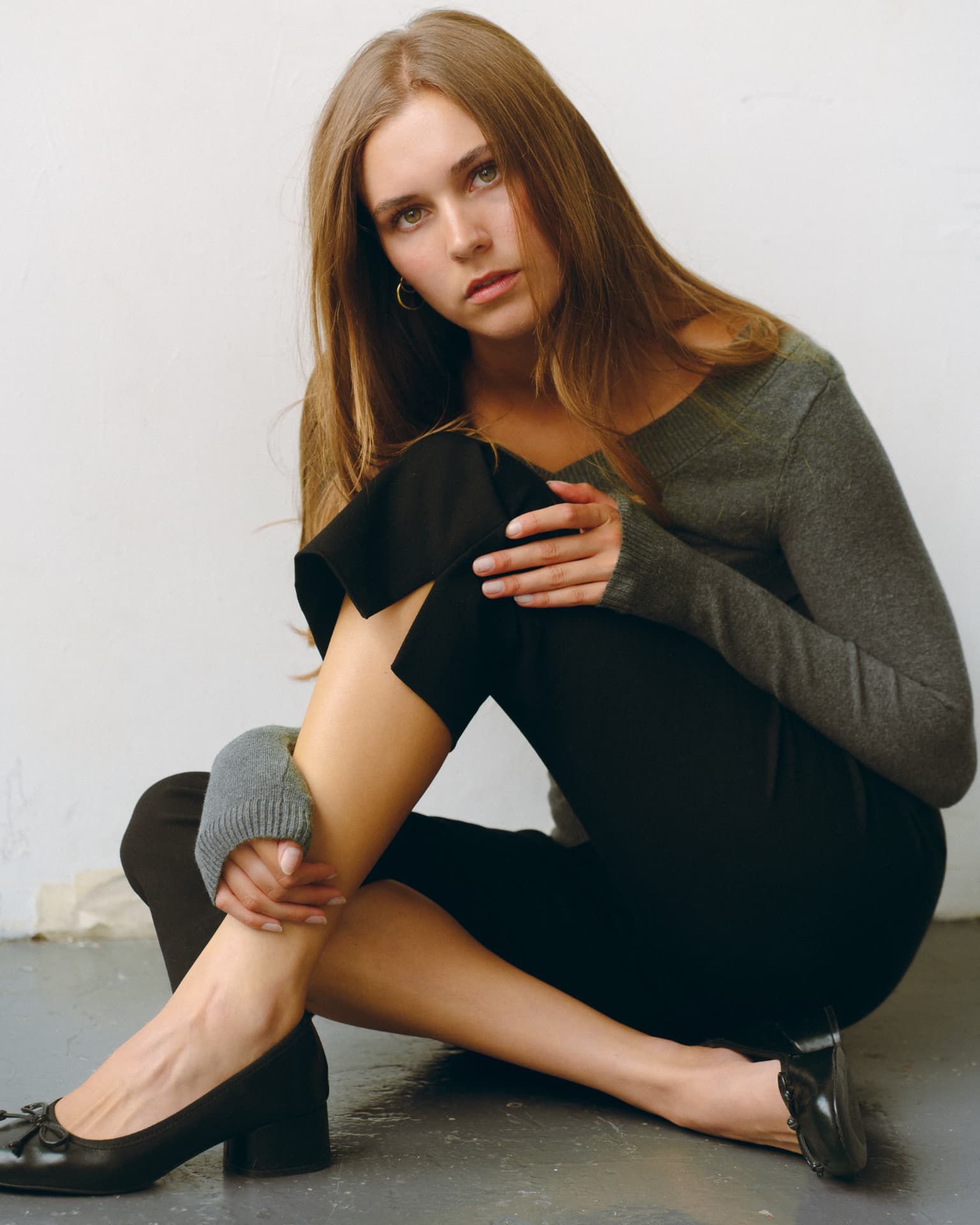Seated cross-legged studio digital in green knit